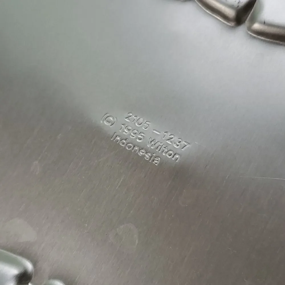 Wilton | 1995 Over the Hill Cake Pan
